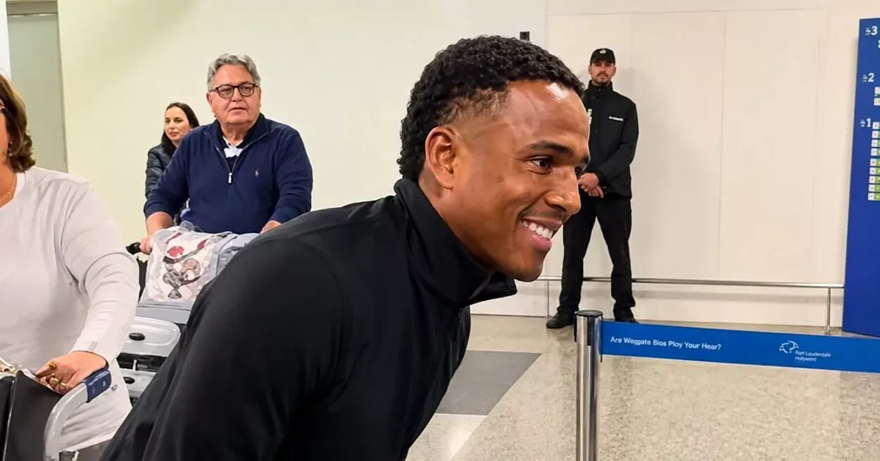 Eliasson, chega no aeroporto de Porto Alegre para assinar com o Inter