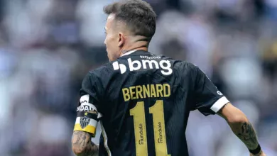 Atlético-MG teve duas braçadeiras de capitão contra o Grêmio? Entenda o motivo Bernard jogador do Atlético-MG em partida contra o Grêmio