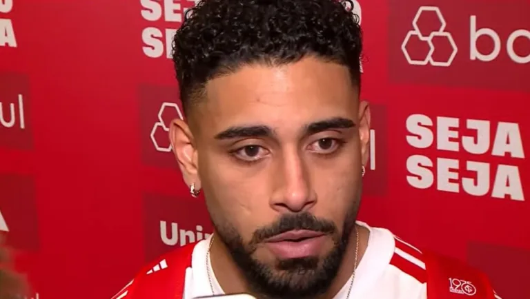 Matheus Bahia em entrevista na zona mista do Beira-Rio