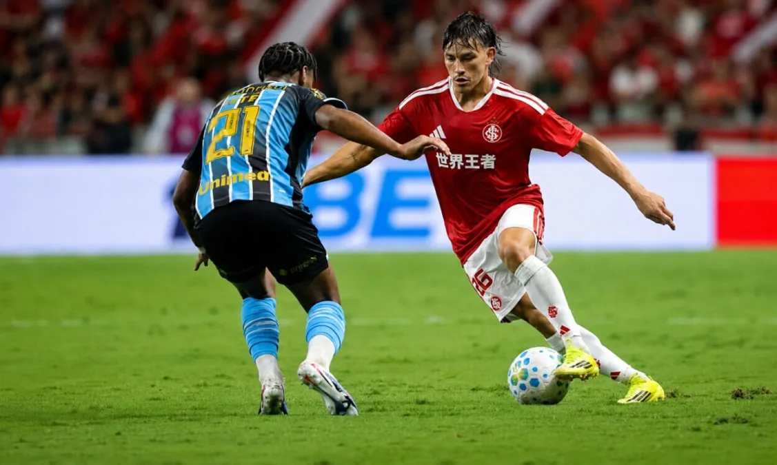 Bernabei, do Inter, em lance com Tetê, do Grêmio, em um Gre-Nal