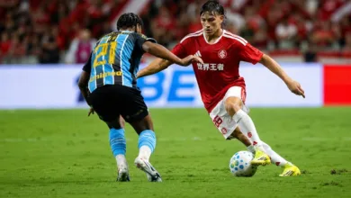 Bernabei, do Inter, em lance com Tetê, do Grêmio, em um Gre-Nal