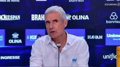 Luís Castro fala sobre a saída de Gabriel Mec e projeta Grêmio para o Gre-Nal Luís Castro na coletiva do Grêmio
