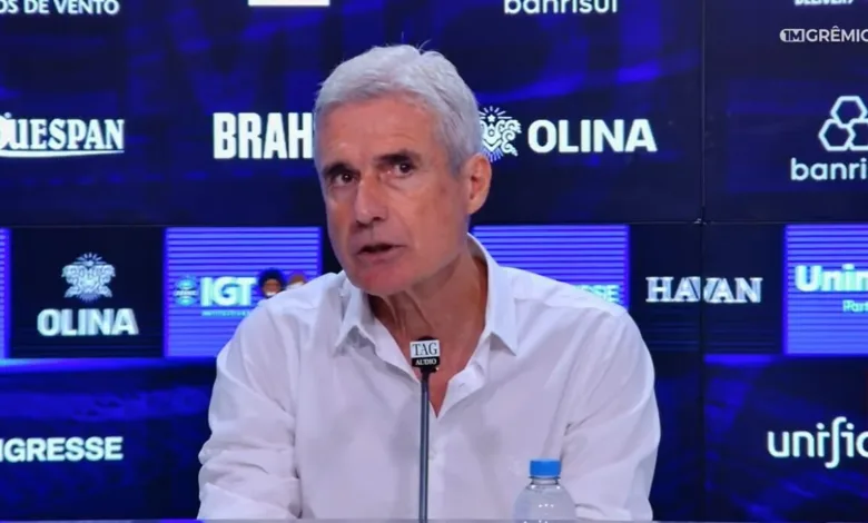 Luís Castro na coletiva do Grêmio