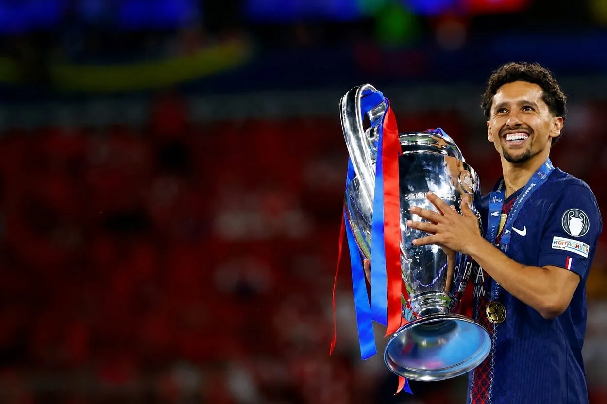 Marquinhos segurando trofeu