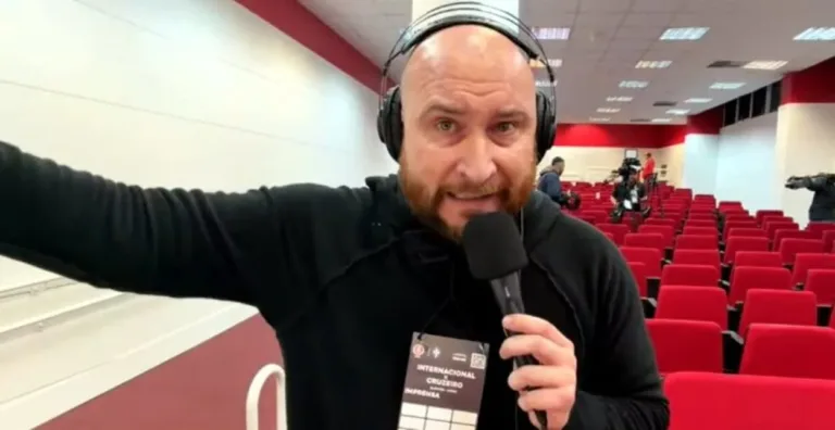 Alexandre Ernst jornalista colorado em uma cobertura do Inter, no Beira-Rio