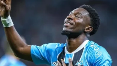 Com contrato perto do fim, Amuzu abre o jogo sobre situação no Grêmio Amuzu pelo Grêmio