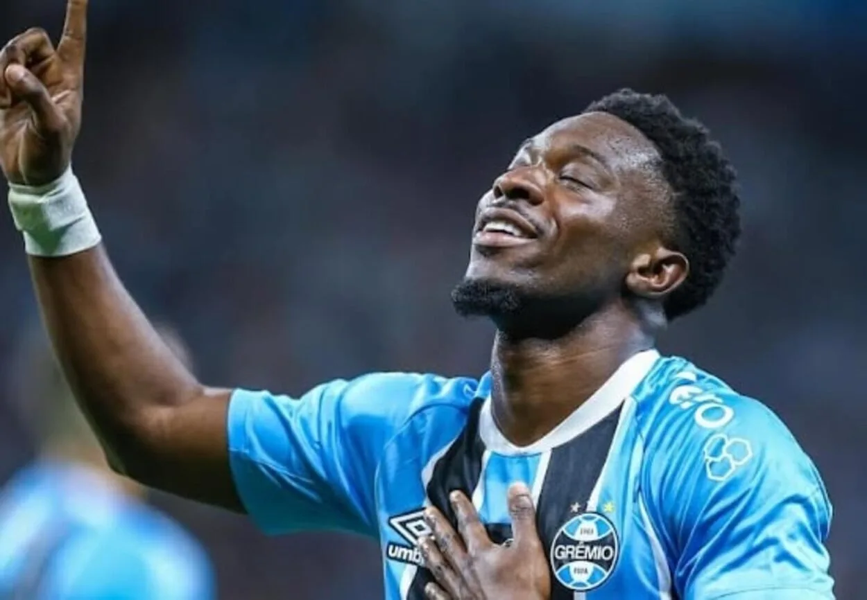 Com contrato perto do fim, Amuzu abre o jogo sobre situação no Grêmio Amuzu pelo Grêmio