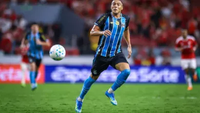 RS - FUTEBOL/CAMPEONATO BRASILEIRO 2026 /GRENAL 452 - ESPORTES - Lance de Carlos Vinícius na partida entre Gremio e Internacional disputada na noite deste sabado, no Estádio Beira-Rio, em partida valida pelo Campeonato Brasileiro 2026. FOTO: LUCAS UEBEL/GREMIO FBPA