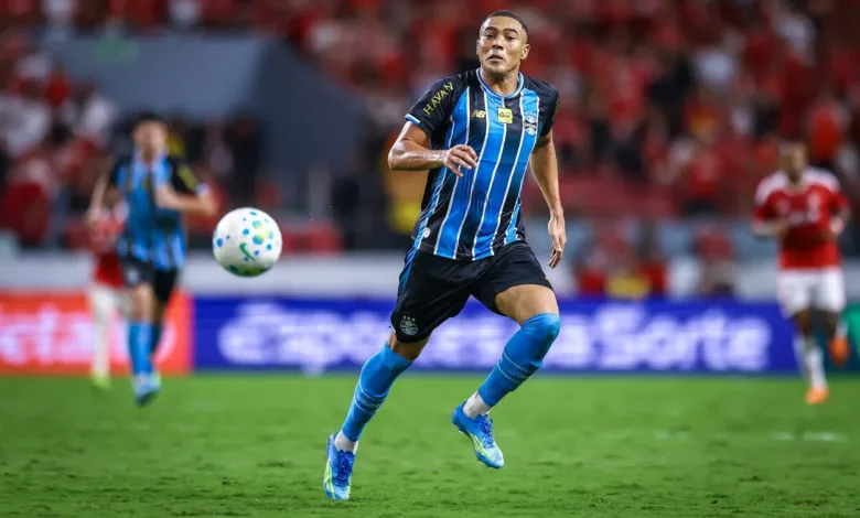 RS - FUTEBOL/CAMPEONATO BRASILEIRO 2026 /GRENAL 452 - ESPORTES - Lance de Carlos Vinícius na partida entre Gremio e Internacional disputada na noite deste sabado, no Estádio Beira-Rio, em partida valida pelo Campeonato Brasileiro 2026. FOTO: LUCAS UEBEL/GREMIO FBPA