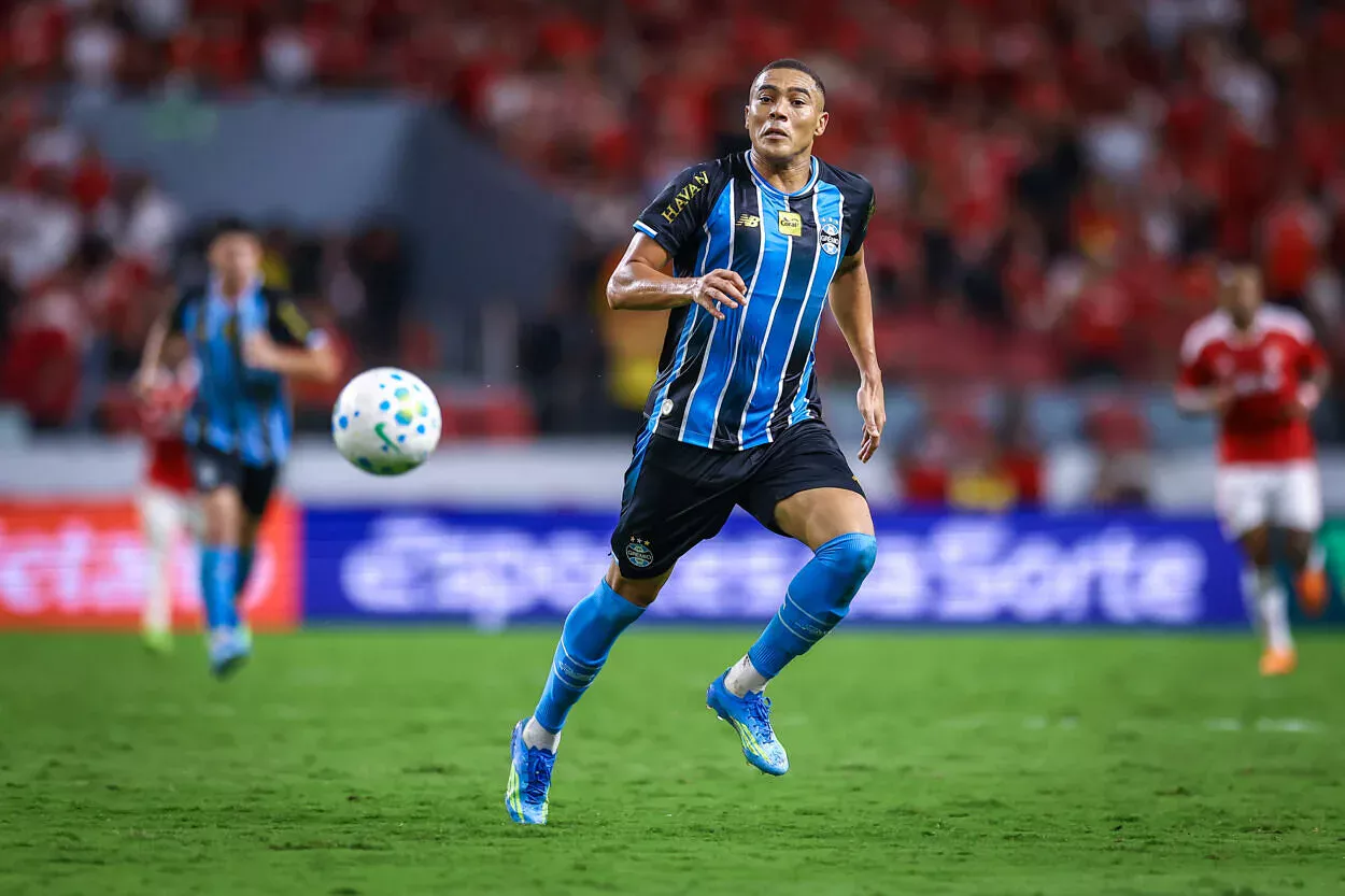 RS - FUTEBOL/CAMPEONATO BRASILEIRO 2026 /GRENAL 452 - ESPORTES - Lance de Carlos Vinícius na partida entre Gremio e Internacional disputada na noite deste sabado, no Estádio Beira-Rio, em partida valida pelo Campeonato Brasileiro 2026. FOTO: LUCAS UEBEL/GREMIO FBPA