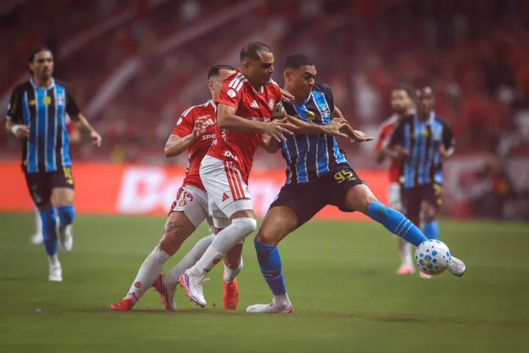 Leitura labial do Gre-Nal mostra duelo de Carlos Vinícius e Mercado: “Tira a mão de mim”
