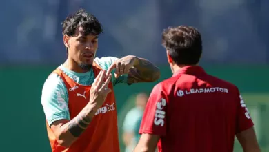 O problema de Abel que pode mudar o Palmeiras contra o Inter O jogador Gustavo Gómez (à esquerda) e o técnico Abel Ferreira durante treinamento na Academia de Futebol