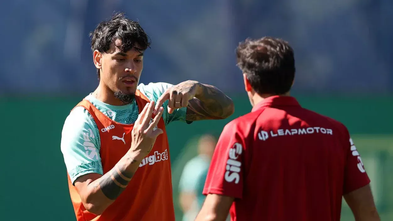 O problema de Abel que pode mudar o Palmeiras contra o Inter O jogador Gustavo Gómez (à esquerda) e o técnico Abel Ferreira durante treinamento na Academia de Futebol