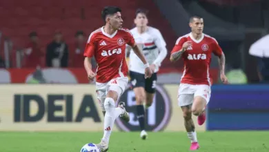 Inter chega a 17 saídas em 2026 e número contrasta com reforços contratados Alan Rodríguez em ação pelo Inter