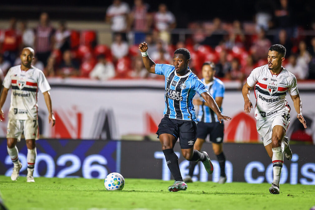 RS - FUTEBOL/CAMPEONATO BRASILEIRO 2025/GREMIO X SAO PAULO - ESPORTES - Lance da partida entre Gremio e Sao Paulo disputada na noite desta quarta-feira, no Estadio do Morumbi, em Sao Paulo partida valida pela Campeonato Brasileiro 2026. FOTO: LUCAS UEBEL/GREMIO FBPA