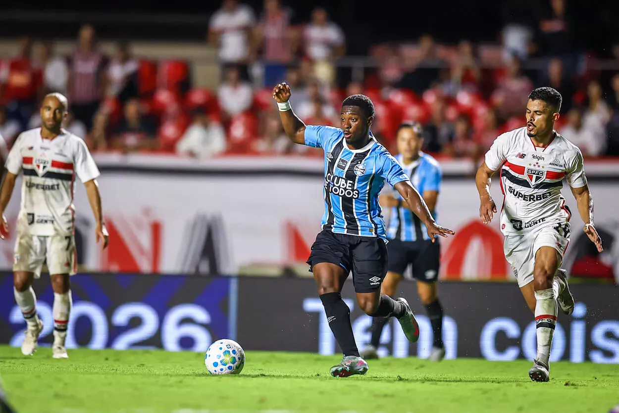 Há 55 anos, um argentino do Grêmio iniciava uma nova era contra o São Paulo RS - FUTEBOL/CAMPEONATO BRASILEIRO 2025/GREMIO X SAO PAULO - ESPORTES - Lance da partida entre Gremio e Sao Paulo disputada na noite desta quarta-feira, no Estadio do Morumbi, em Sao Paulo partida valida pela Campeonato Brasileiro 2026. FOTO: LUCAS UEBEL/GREMIO FBPA