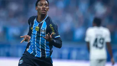 Luís Castro explica perda de espaço de Gabriel Mec e define papel de Wallace no Grêmio RS - FUTEBOL/CAMPEONATO BRASILEIRO 2026/GREMIO x CORINTHIANS - ESPORTES - Lance da partida entre Gremio e Corinthians disputada na noite deste sabado, na Arena do Gremio, em partida valida pela Campeonato Brasileiro 2026. FOTO: LUCAS UEBEL/GREMIO FBPA