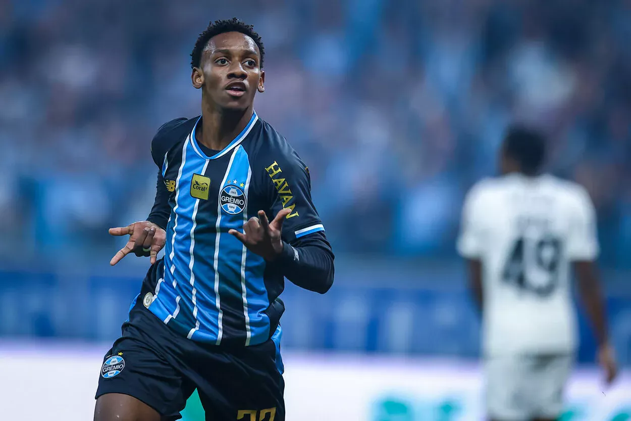 Luís Castro explica perda de espaço de Gabriel Mec e define papel de Wallace no Grêmio RS - FUTEBOL/CAMPEONATO BRASILEIRO 2026/GREMIO x CORINTHIANS - ESPORTES - Lance da partida entre Gremio e Corinthians disputada na noite deste sabado, na Arena do Gremio, em partida valida pela Campeonato Brasileiro 2026. FOTO: LUCAS UEBEL/GREMIO FBPA