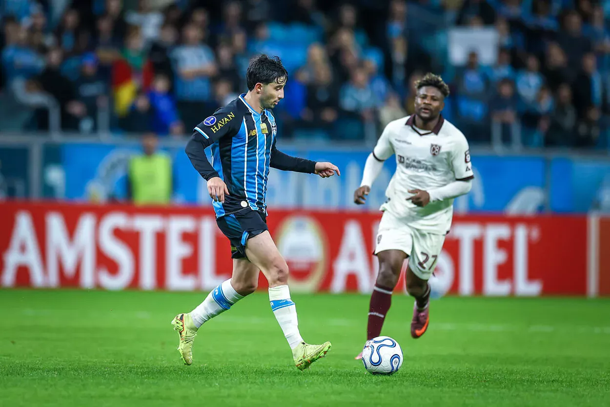 Conmebol abre três processos contra o Grêmio após jogo na altitude Villasanti pelo Grêmio