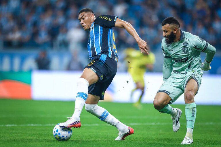 Carlos Vinícius nega rumores sobre o elenco do Grêmio e volta a falar de renovação