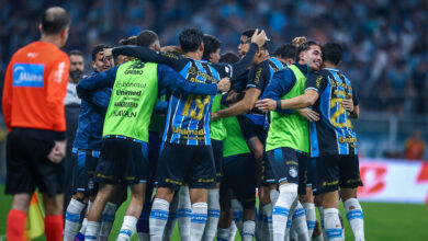 Fogo amigo! Comemoração de gol do Grêmio tem "soco" em colega; assista Grêmio hoje