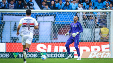 Weverton salva Grêmio com grandes defesas e fala de Wallace: "Ele é impressionante" Weverton pelo Grêmio