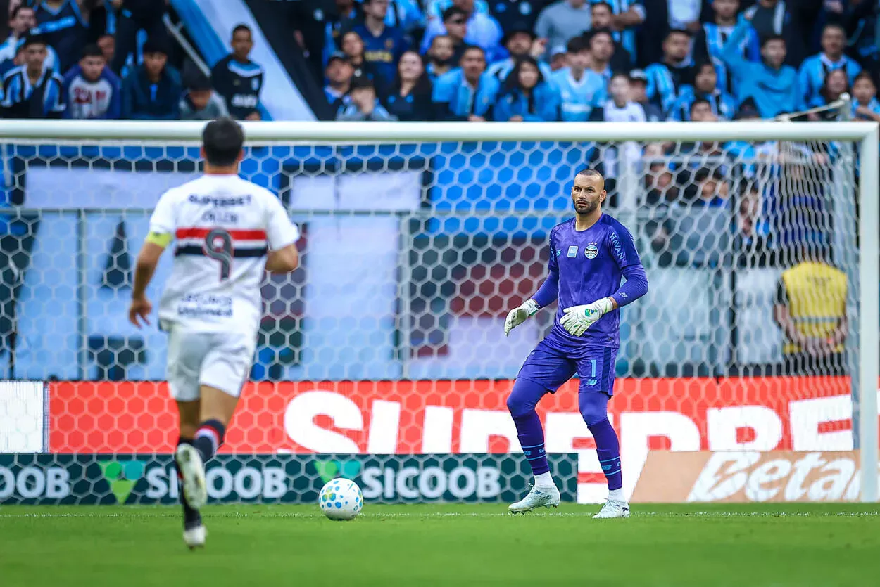 Weverton salva Grêmio com grandes defesas e fala de Wallace: "Ele é impressionante" Weverton pelo Grêmio