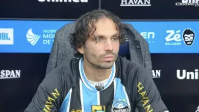 Krovinović ganha camisa que era de Arthur e revela papo com ex-atacante do Grêmio Filip Krovinović