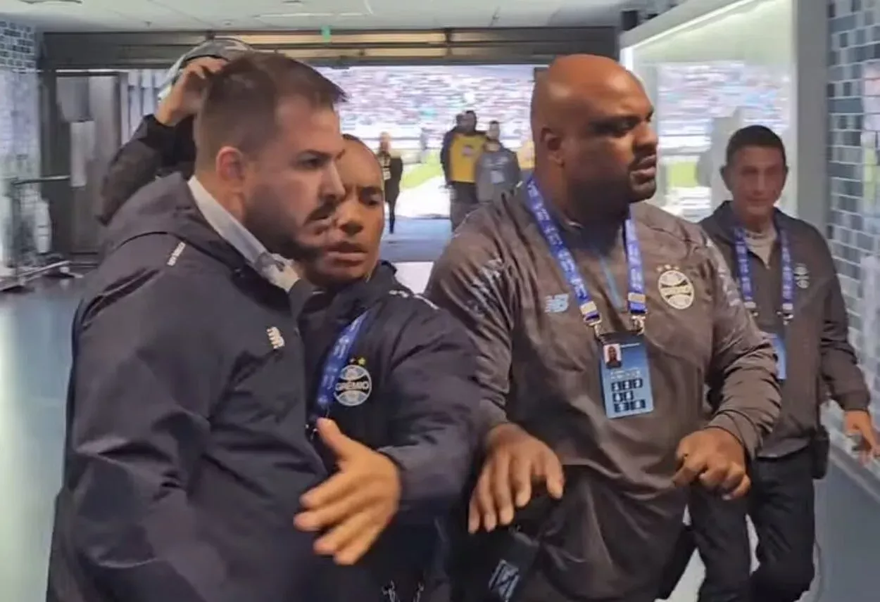 Dirigente do Grêmio vai em cima da arbitragem no intervalo: "Toma jeito, safado" Grêmio brabo