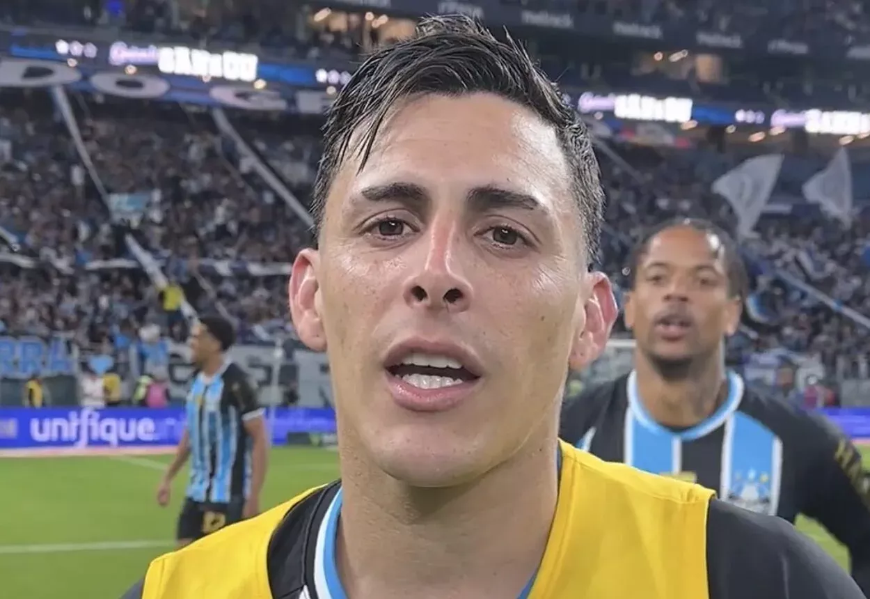 O segredo revelado por Pavón após o segundo gol de falta consecutivo pelo Grêmio Pavón pelo Grêmio
