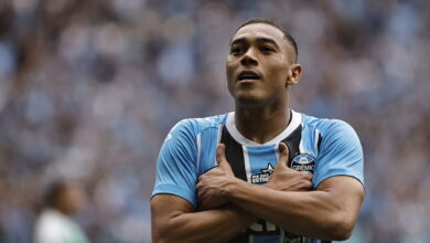 Carlos Vinicius (95), jogador do Grêmio durante partida contra o Juventude, válida pela 30ª rodada do Campeonato Brasileiro 2025. FOTO: Roberto Vinícius/AGAFOTO - Direitos reservados - Proibida a reprodução.