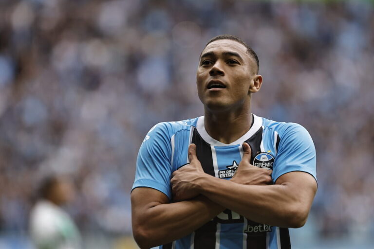 Carlos Vinicius (95), jogador do Grêmio durante partida contra o Juventude, válida pela 30ª rodada do Campeonato Brasileiro 2025. FOTO: Roberto Vinícius/AGAFOTO - Direitos reservados - Proibida a reprodução.