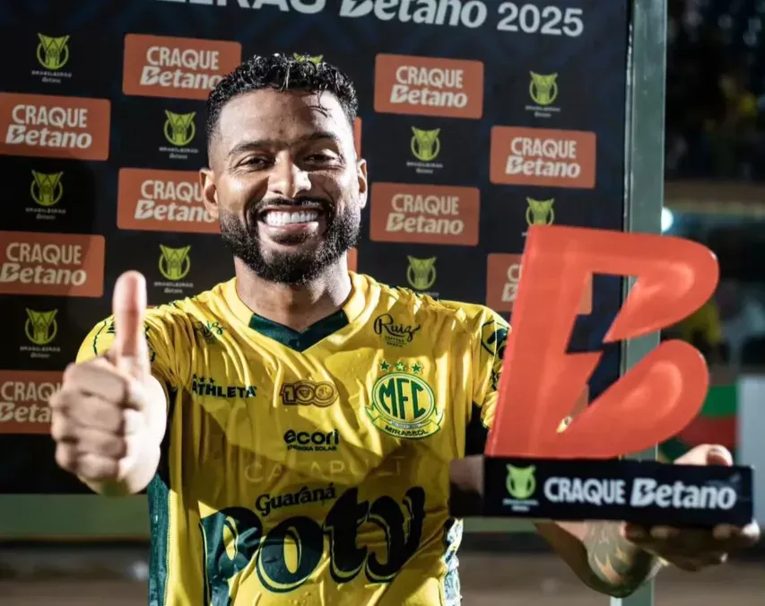 Zona Mista - Notícias, mercado da bola e bastidores do futebol Reinaldo, jogador do Mirassol recebe o troféu "Craque do jogo" após fazer dois gols contra o Grêmio.