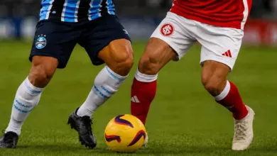 Contra cera e por mais "jogo", CBF anuncia novas regras válidas para o Brasileirão Jogador do Grêmio e Inter na disputa pela bola