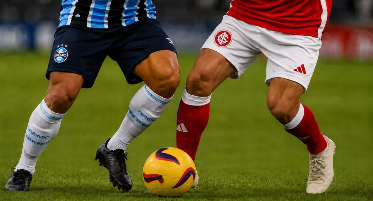 Jogador do Grêmio e Inter na disputa pela bola
