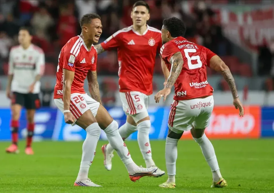 Vitinho e jogadores do Inter