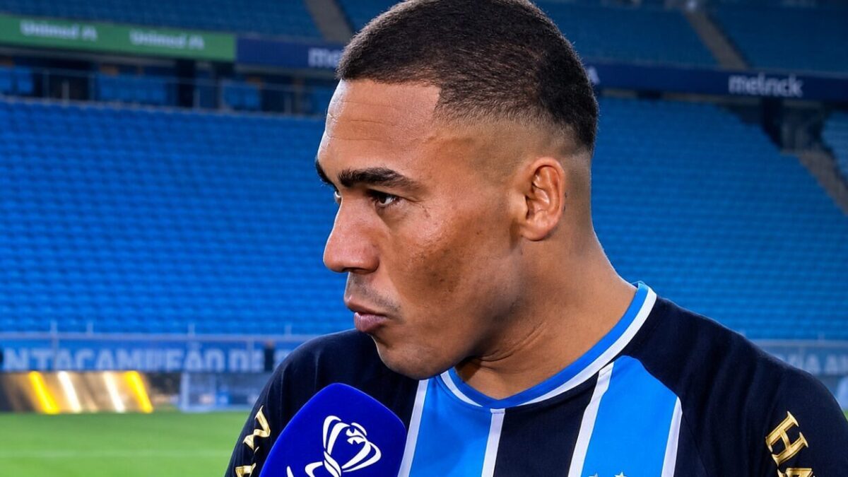 Jogador do Grêmio, Carlos Vinícius concede entrevista para o Prime Vídeo