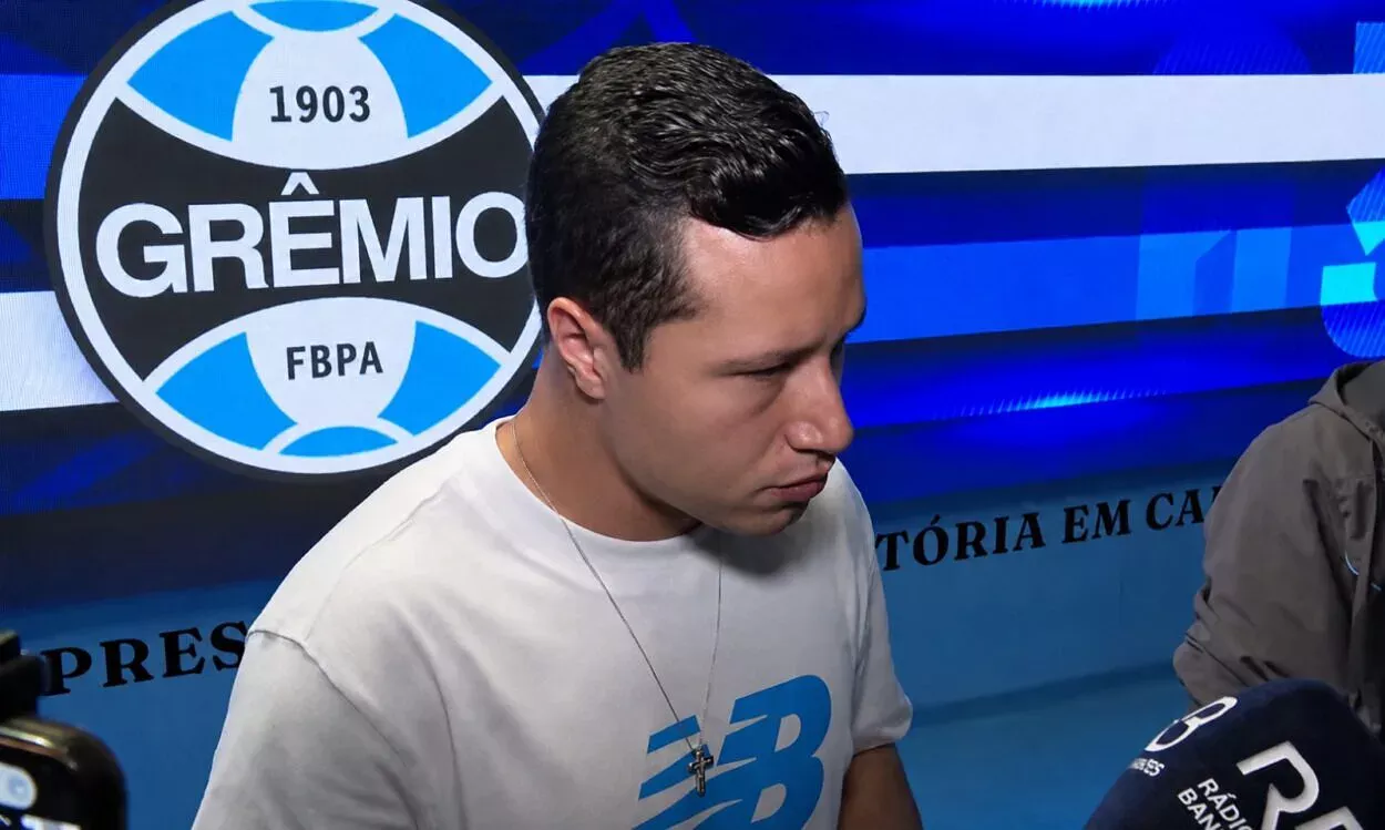 Marlon revela 20 pinos e diz que jogadores do Grêmio se sabotaram Marlon concede entrevista na zona mista
