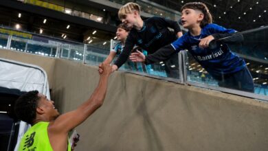 Jovens gremistas fazem pedido inusitado a Wallace após classificação do Grêmio Wallace cumprimenta torcedores e recebe pedido