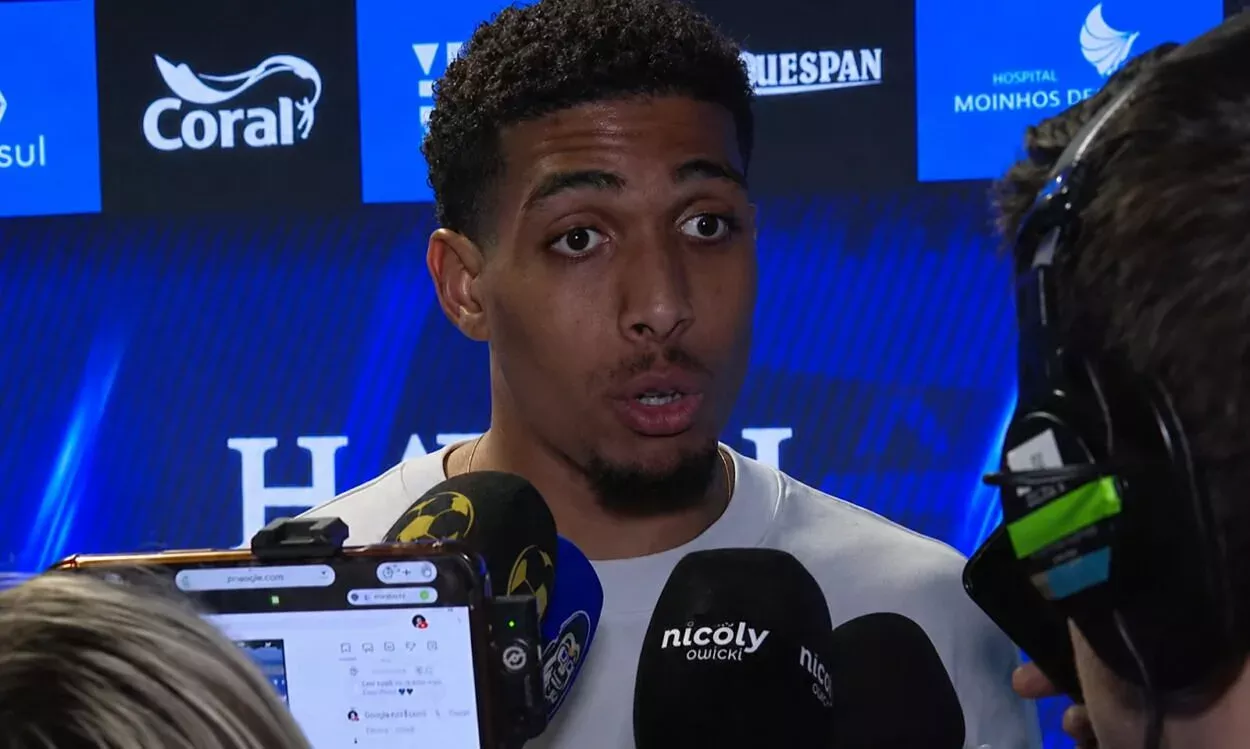 Wallace revela ajuda de Kannemann e faz promessa à torcida do Grêmio Wallace em entrevista na zona mista