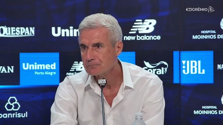 Luís Castro em entrevista coletiva na Arena