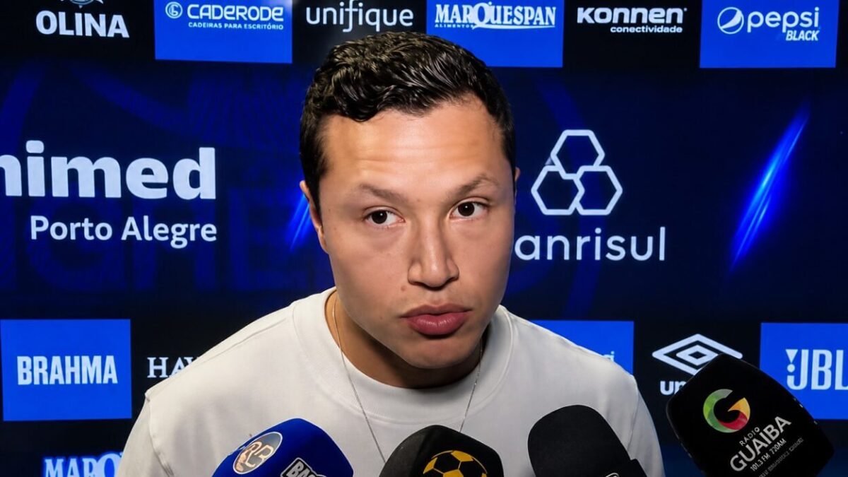 Marlon concede entrevista após a vitória do Grêmio