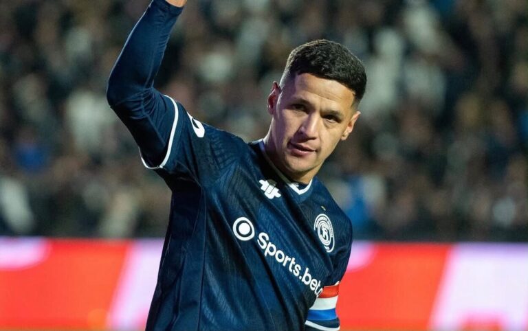 Álex Arce, comemorando gol pelo Independiente Rivadavia é apontado no Inter