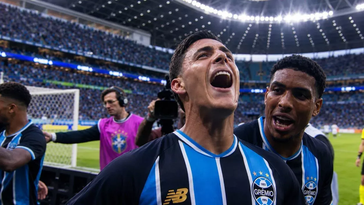 Pavón, comemora seu gol com a camisa do Grêmio