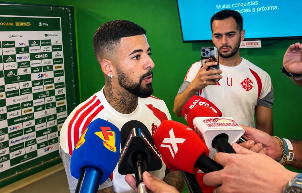 Paulinho Paula, jogador do Inter dando entrevista após empate com Palmeiras