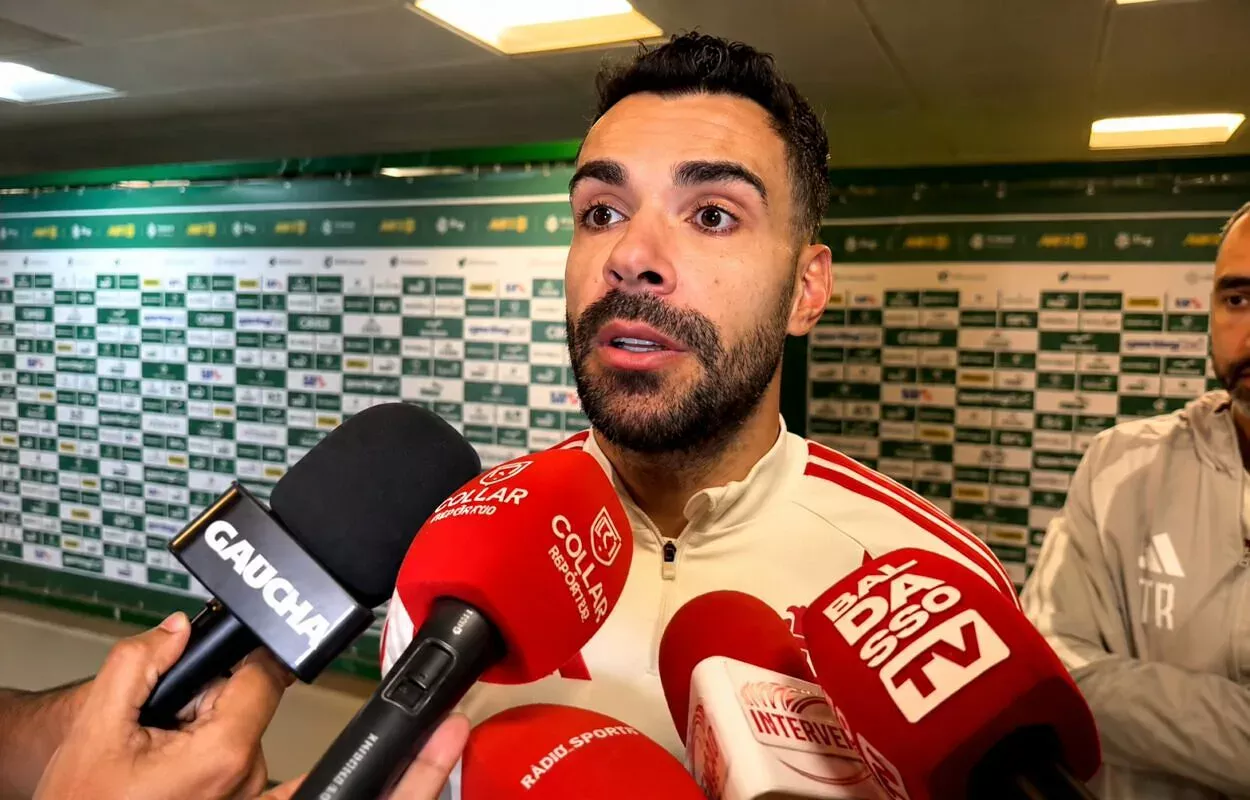 Bruno Henrique, jogador do Inter dando entrevista após empate com Palmeiras