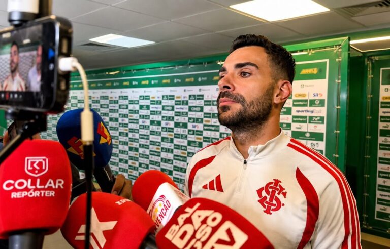 Bruno Henrique, jogador do Inter dando entrevista após empate com Palmeiras