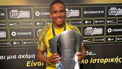 Inter fecha acordo por Niclas Eliasson e avança para documentos Niclas Eliasson segurando troféu em maio de 2023