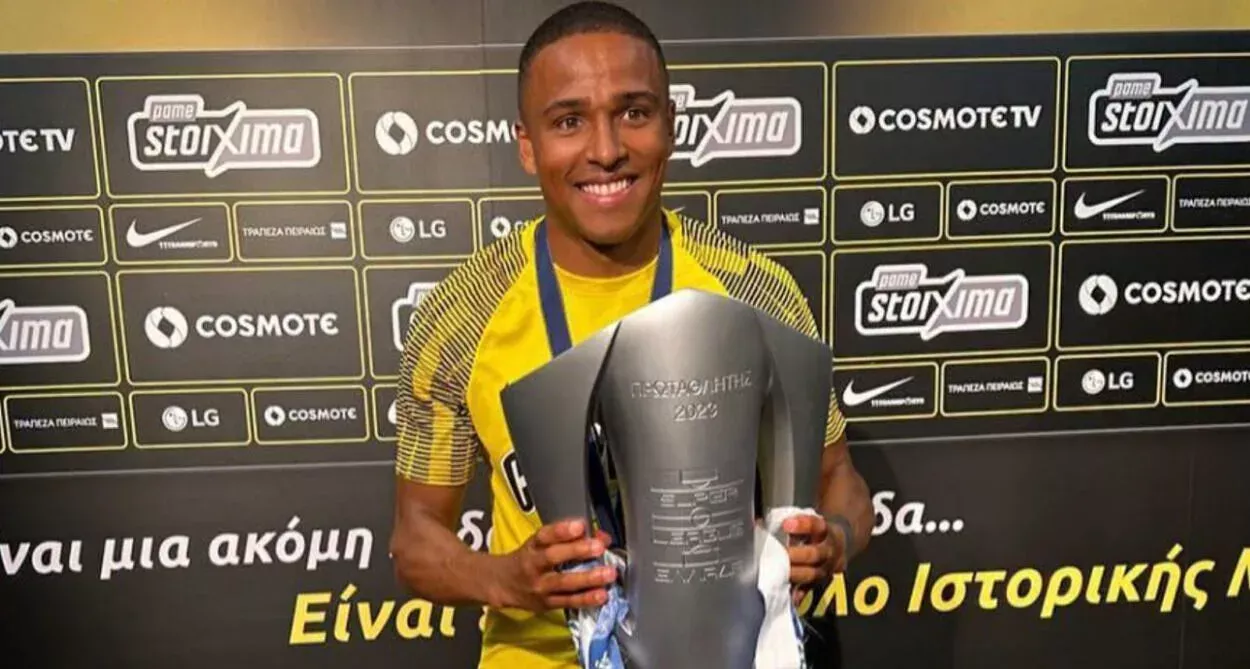 Niclas Eliasson segurando troféu em maio de 2023