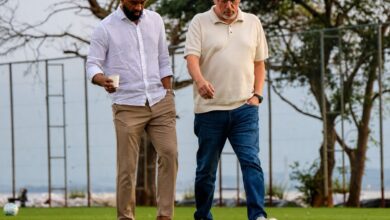 Inter coloca novas alternativas na mesa para enfrentar crise financeira Fabinho Soldado e Alessandro Barcellos conversando enquanto caminham no CT Parque Gigante do Inter